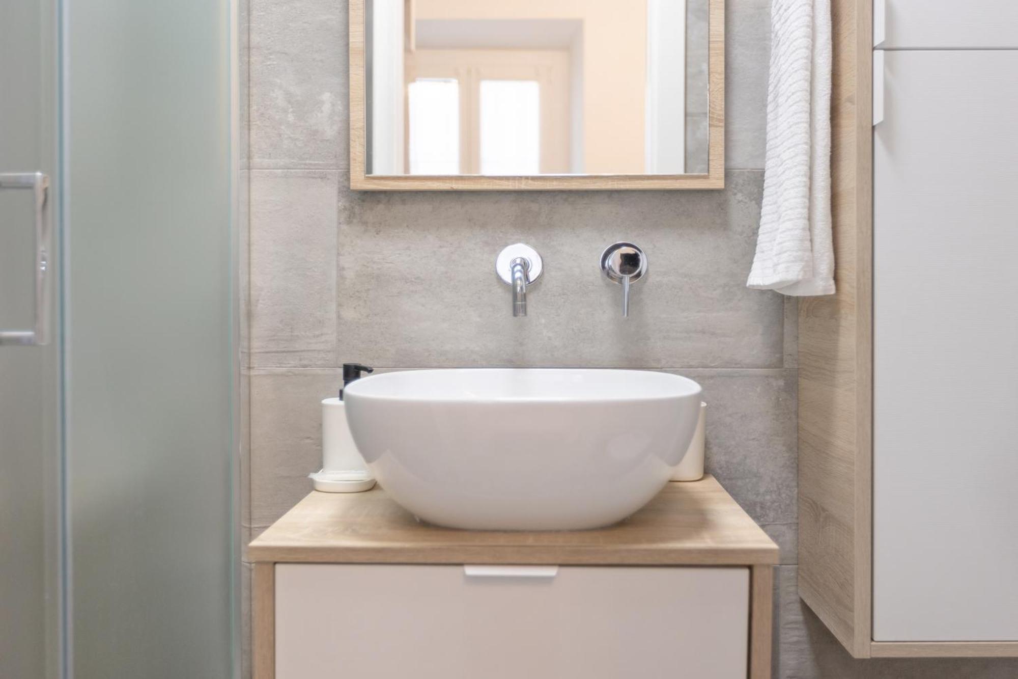 Tiny & Tidy In The Key Area Of Apartment *